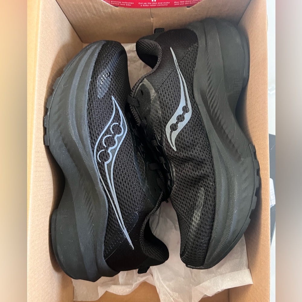 New Saucony AXON3 women’s size 5
